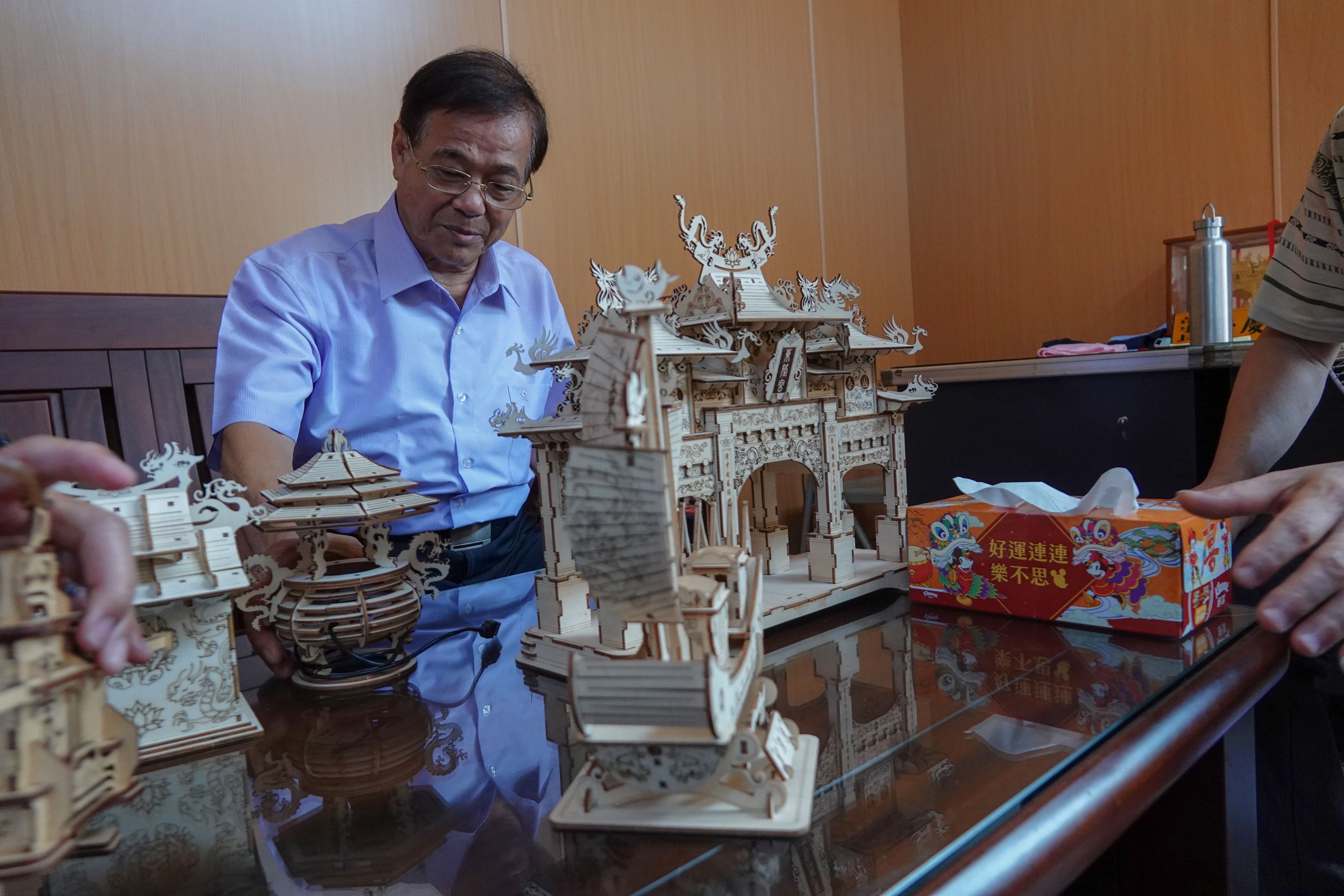 東港海濱國小贈送創意課程作品 黃金牌樓 王船 神轎等 財團法人臺灣省屏東縣東港東隆宮